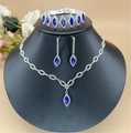 Dettaglio della collana con ciondolo a goccia blu zaffiro e orecchini su display nero - 652 Blu Set da 3 Pezzi / Collana + Orecchini + Bracciale