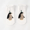 Dettaglio di calzini bianchi in cotone con simpatica stampa di pinguino e cappello blu - Taglia unica / Pinguino