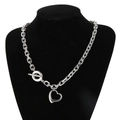 Collana a cuore in acciaio inossidabile argento con chiusura a levetta OT su busto nero - Collana Argentata (KN202625-Z)