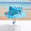Cappello da pescatore bimbo azzurro con stampa squali e cordino antivento bianco - Mondo delle Balene (Blu Lago)