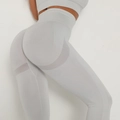 Detail der grauen nahtlosen Yogahose mit hoher Taille und Wabenmuster-Netzstruktur - Hellgrau