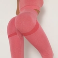 Detail der roten nahtlosen Yoga-Leggings mit hohem Bund und Push-up-Effekt am Gesäß - Wassermelonenrot
