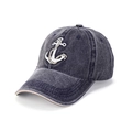 Dettaglio del ricamo dell'ancora bianca sul tessuto denim lavato del cappello baseball - M (56-58cm) / Blu scuro