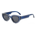Occhiali da sole cat-eye blu con linee bianche di contorno e lenti grigio scuro - Montatura Blu Lenti Grigie