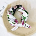 Elegante witte zijden sjaal met paarse bloemenpatronen geknoopt in een chique stijl - Witte bloemen