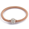 Detail eines Roségold-Geflechtsarmbands mit funkelnder Kristall-Pflasterperle - Roségold