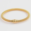 Dettaglio macro del bracciale a rete in acciaio dorato con chiusura a cilindro magnetico - Oro 18K