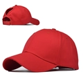 Detalle de gorra de algodón rojo con abertura para coleta y cierre de velcro ajustable - Rojo / Ajustable