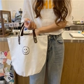 Französische Vintage Canvas-Beuteltasche in Weiß mit Smiley und braunen Ledergriffen - Großes Smile Face
