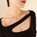 Collana con pendente a cuore 3D dorato in acciaio al titanio su modella - 40+5cm / Oro (P662)