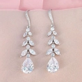 Eleganti orecchini lunghi a nappa con zirconi a forma di foglia e goccia su tessuto - Pendaglio con Nappa a Goccia d'Acqua a Foglia / Oro Bianco