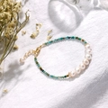 Böhmisches Armband mit facettierten Türkissteinen, weißen Perlen und Gold-Verschluss - Facettiertes Türkis-Perlenarmband