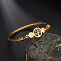 Gouden roestvrijstalen gedraaide kabelarmband met een ronde levensboom bedel en textuur - Levensboom / Goud