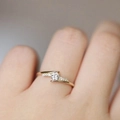 Exquisito anillo dorado trenzado para mujer con circón redondo y engaste de pavé - US 6 / Dorado