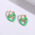 Détail des boucles d'oreilles boucles en U dorées avec pendentifs cœur en émail vert - Vert