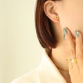 Orecchini a vite in acciaio al titanio placcati oro 18K e set di anelli sul modello - Orecchini a vite / Oro
