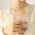 Set di gioielli a farfalla dorati con collana a nappa e due anelli eleganti - Oro