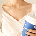 Collana minimalista con elefante in titanio placcato oro 18K indossata con caffè - 40+5cm / Oro