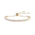 Detailansicht des verstellbaren Schiebeverschlusses eines goldenen Tennisarmbands mit Zirkonia - Voll-Diamant-Tennis-Kette / Gold