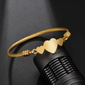 Gouden roestvrijstalen kabelarmband met drie gepolijste hartvormige ornamenten - Driedubbel Hart / Goud