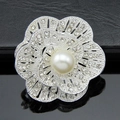 Broche fleur argentée élégante avec strass et perle blanche sur une surface noire - Couleur Argent (C026-A)