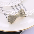 Eleganter goldener Schleifen-Haarclip mit glitzernden Strasssteinen auf weißer Spitze - Gold (B6210)