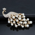 Squisita spilla a pavone in oro 18 carats con perle bianche e cristalli lucidi - Oro (B012-A)