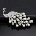 Squisita spilla a pavone in argento con perle bianche e strass scintillanti eleganti - Argento (B012-B)