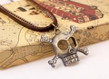 Vue détaillée du pendentif tête de mort en bronze vintage avec strass sur double chaîne - Crâne avec Strass / Crâne en Bronze