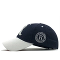 Dettaglio del cappellino bicolore blu e bianco con patch ricamata 3D e occhielli laterali - Regolabile / Blu Navy/Bianco