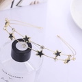 Detalle de diadema dorada de doble capa con estrellas negras y brillantes diamantes de imitación - Estrella Diamante / Dorado