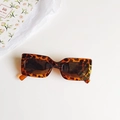 Vista dettagliata degli occhiali da sole rettangolari alla moda con motivo leopardato - Stampa leopardata