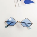 Vue à plat de lunettes de soleil géométriques en métal doré avec verres bleus sur blanc - Bleu