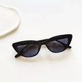 Detailopname van vintage cat-eye hars zonnebrilmontuur met 3971 modeltekst gravure - Zwart