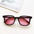 Detalle de gafas de sol cuadradas negras con lentes degradadas rosa y remaches plateados - Montura Negra Lentes Rosas