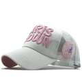 Dettaglio del ricamo 3D rosa e della rete bianca su un cappellino trucker retrò - Adulto 54-60CM / Bianco Rosa