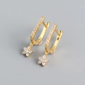 Detailansicht der S925 Sterling Silber U-Ohrringe mit glitzernden Zirkonia-Blumenanhängern - 925er Silber / Gold