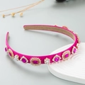 Cerchietto barocco fucsia con gemme dorate e fiori di perle su supporto bianco - Rosa Rosso