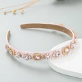 Cerchietto barocco rosa di lusso con cristalli e perle su uno sfondo grigio neutro - Rosa