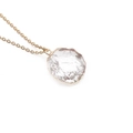 Detalle de cadena dorada minimalista con colgante de piedra de cristal transparente - Piedra Bruta de Cristal Blanco Transparente (NSN0070)