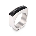 Minimalistischer Ring aus silbernem Titanstahl mit einem rechteckigen schwarzen Edelstein - US 6 / Schwarz (KR38112-K)