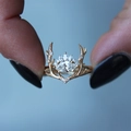 Eleganter Goldring mit Elchgeweih und Markisenschliff-Zirkon auf blauem Hintergrund - US 6 / Roségold