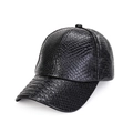 Gros plan détaillé d'une casquette de baseball en cuir PU noir avec motif peau de serpent - M(56-58cm) / Noir