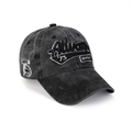 Dettaglio del cappellino grigio lavato con ricamo 3D vintage e patch laterale applicata - M(56-58cm) / Nero