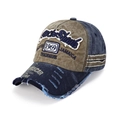 Dettaglio del cappellino vintage lavato con ricamo Uncle Shark e visiera con strappi - M (56-58cm) / Blu scuro