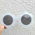 Occhiali da sole a fiore bianchi per bambini con lenti grigie rotonde e finitura opaca - Bianco Gelatina