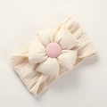 Detailaufnahme von beigem Baby-Stirnband mit Stoffblume und rosa Mitte für Babys - Dirty White