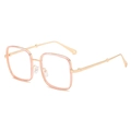 Occhiali quadrati rosa trasparenti con stine in metallo oro rosa su sfondo bianco - Montatura Rosa Trasparente Oro C6