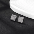 Quadratische Hip-Hop-Ohrstecker mit Zirkonia-Besatz auf schwarzem, strukturiertem Hintergrund - Silberne 3D-quadratische Ohrstecker