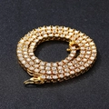 Klassische goldene Tenniskette mit funkelnden klaren Kristallen auf schwarzem Hintergrund - 7 Zoll (18cm) / 4mm Gold